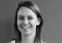 How does a solvent-free repair resin system fix non-structural cracks in screeds?